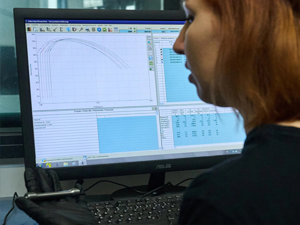 Duktilität von Metallen | Zugversuch & Kerbschlagbiegeversuch Duktilität von Metallen | Zugversuch & Kerbschlagbiegeversuch